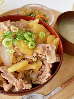 肉じゃが風つゆだく豚丼-レシピのメイン写真