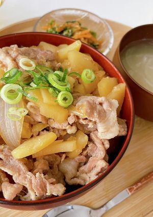 肉じゃが風つゆだく豚丼-レシピのメイン写真