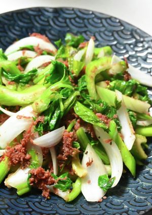 セロリと新玉ねぎのコンビーフ炒め-レシピのメイン写真