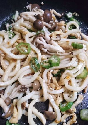夜食に、おくら、しめじのうどん焼き-レシピのメイン写真
