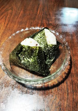 梅干しと胡麻のおむすび-レシピのメイン写真