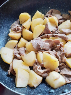簡単★じゃがいもと薄切り肉の炒め物ザータ-レシピのメイン写真