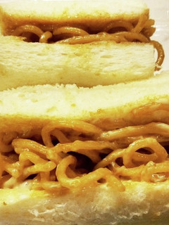 余った焼きそばの麺☆パンニハサムニダ-レシピのメイン写真