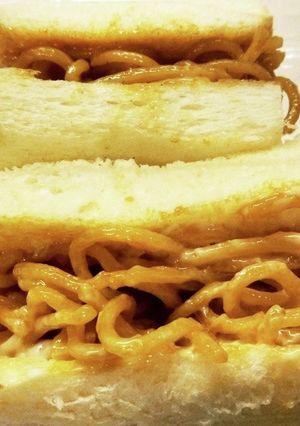 余った焼きそばの麺☆パンニハサムニダ-レシピのメイン写真