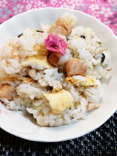 桜香る鶏肉と油揚げとしめじの炊き込みご飯-レシピのメイン写真