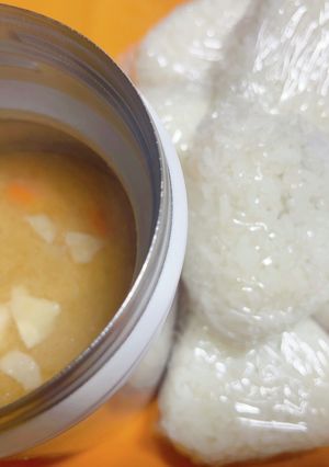 時短お弁当盛り付け記録　豚汁　おにぎり-レシピのメイン写真