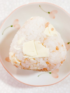 サケフレークとチーズのおにぎり-レシピのメイン写真