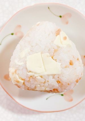 サケフレークとチーズのおにぎり-レシピのメイン写真