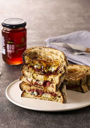 はちみつ×ブルーチーズとコンビーフのホットサンド-レシピのメイン写真
