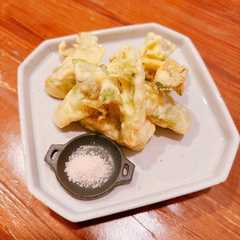 รูปของ つぼみ菜の米粉天ぷら