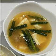 รูปของ 豆腐とひき肉の旨辛味噌スープ