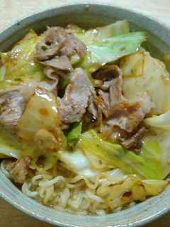 豚肉とキャベツのマヨ炒めon塩ラーメン-レシピのメイン写真