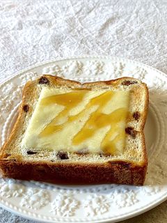レーズンパンの粗塩と蜂蜜のチーズトースト-レシピのメイン写真