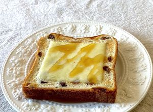 レーズンパンの粗塩と蜂蜜のチーズトースト-レシピのメイン写真
