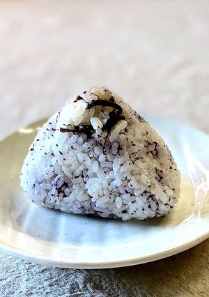 ゆかりの混ぜご飯に昆布の佃煮おにぎり-レシピのメイン写真