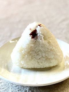 梅干しと鮭の二刀流おにぎり-レシピのメイン写真