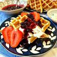 カリモチ米粉ワッフル♡チーズ&ベリー添え