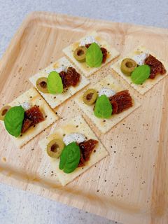 ドライトマトとクリチとオリーブのカナッペ-レシピのメイン写真