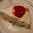 レアチーズケーキ いちごのソース添え