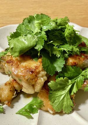 パクチーたっぷり鶏胸肉のナンプラー焼き-レシピのメイン写真