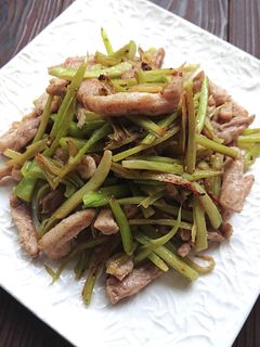 豚バラとブロッコリーの茎の塩こしょう炒め-レシピのメイン写真