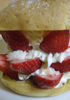 たっぷりイチゴのシュークリーム-レシピのメイン写真