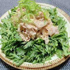 รูปของ 春菊の豚しゃぶサラダ（材料4つだけ）