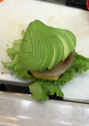 スペシャルバーガーの具　アボカドの扇切り-レシピのメイン写真