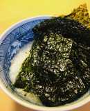 味付け海苔をたくさんのせた白粥