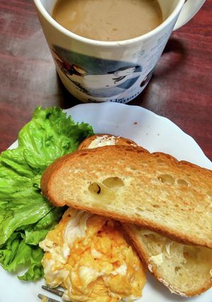 スクランブルエッグ付きで♪1人モーニング-レシピのメイン写真