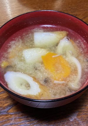 竹輪・パプリカ・しめじの味噌汁-レシピのメイン写真