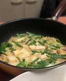 豆腐とニラと豚こまときのこの卵とじ