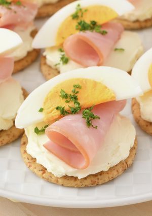 クリームチーズとハム卵のカナッペ　-レシピのメイン写真