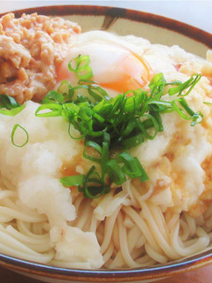 半熟卵と納豆とろろおろしぶっかけそうめん-レシピのメイン写真
