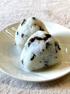 わかめご飯で昆布のおにぎり-レシピのメイン写真