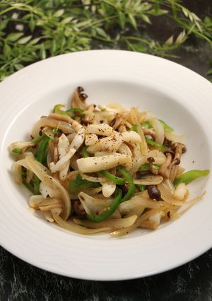 簡単！新たまねぎとイカのにんにく醤油炒め-レシピのメイン写真
