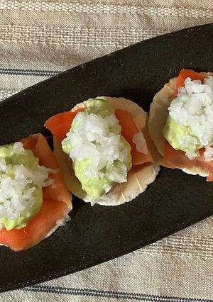 新玉ねぎとアボカドとSサーモンでカナッペ-レシピのメイン写真