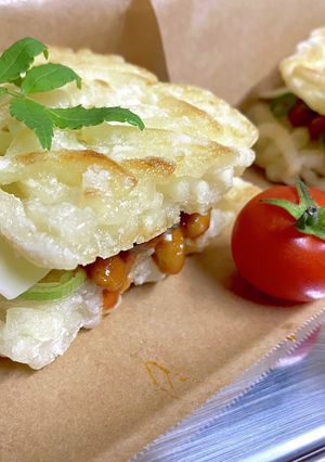 【ヤンニョム納豆で】うどんバーガー-レシピのメイン写真