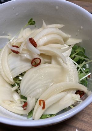 納豆に新玉葱カンタン酢漬けのせ カイワレ-レシピのメイン写真