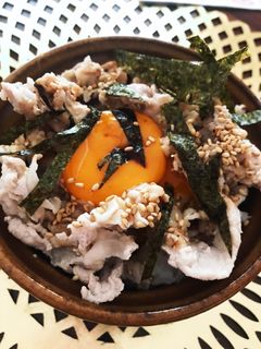 お一人様ランチに♪卵黄のっけ豚しゃぶ丼-レシピのメイン写真