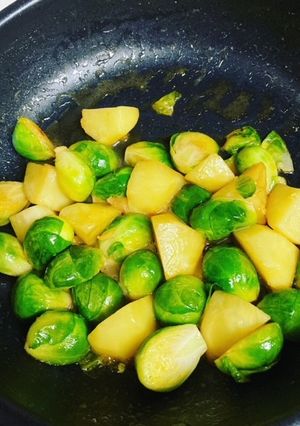 芽キャベツとジャガイモのバター醬油炒め-レシピのメイン写真
