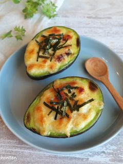 アボカドと肉味噌のチーズ焼き-レシピのメイン写真