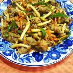 รูปของ 塩麹で簡単美味♪豚こまのたっぷり野菜炒め