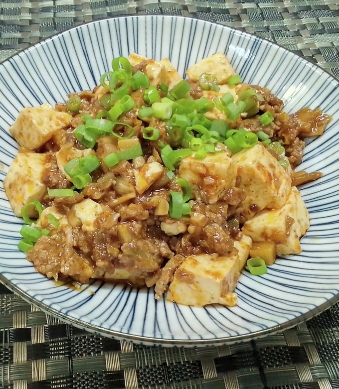 薬味山盛りで【中村屋の麻婆豆腐の素】 by ゆうかりおん