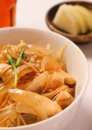 玉子無しでトロ～り！新玉ねぎと鶏むね肉丼-レシピのメイン写真