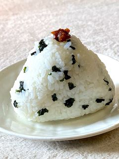 わかめご飯であさりの佃煮おにぎり-レシピのメイン写真