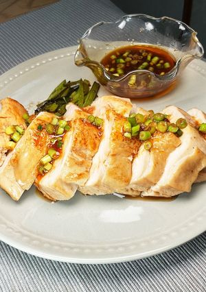 柔らか鶏胸肉ステーキにピリ辛ねぎソース-レシピのメイン写真