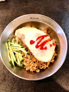 キャンプ飯!簡単スタミナひき肉丼-レシピのメイン写真