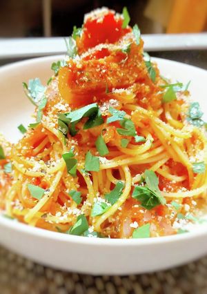 新玉ねぎとベーコンのトマトソースパスタ-レシピのメイン写真