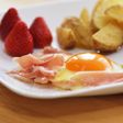 超簡単☆生ハムを添えた目玉焼き